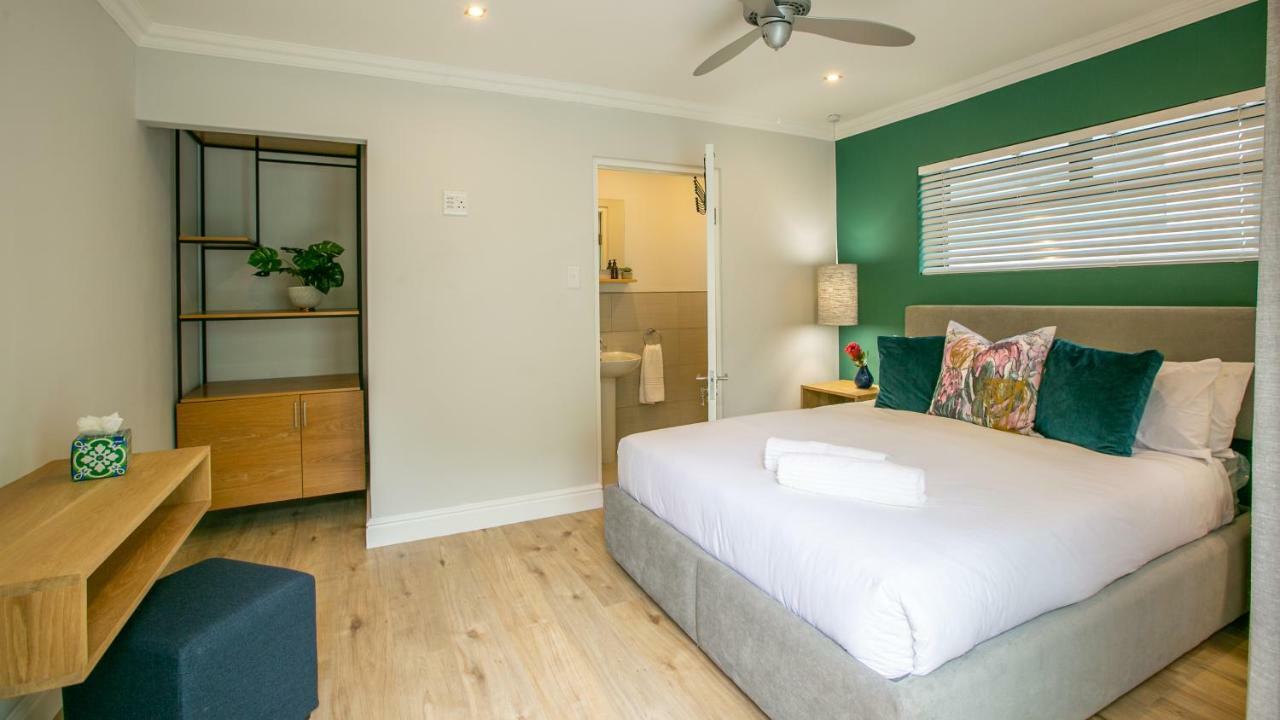 Hout & About Guest House เฮาต์เบย์ ภายนอก รูปภาพ